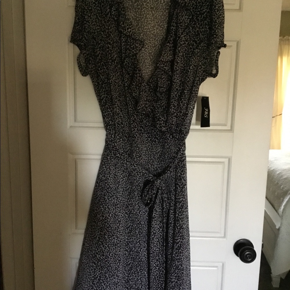 Woman’s size 16 v-neck/ruffled short sleeve